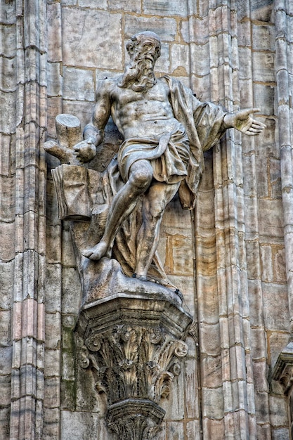 Detalle de la estatua de la Catedral de la capital de la Expo de Milán 2005