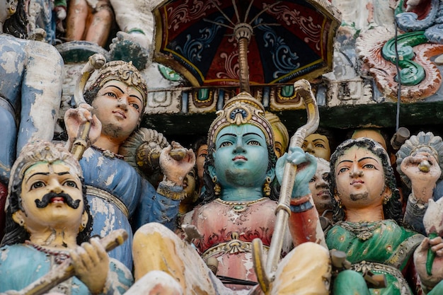 Detalle de la estatua de piedra en el templo de Sri Krishnan en el templo hindú del sur de la India en Singapur sobre fondo de cielo azul