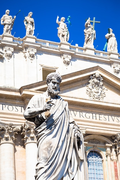 Detalle de la estatua de San Pedro ubicada frente a la entrada de la Catedral de San Pedro en Roma, Italia - Ciudad del Vaticano