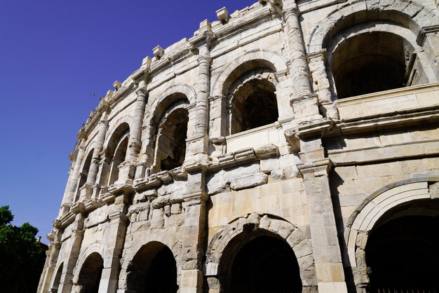 Detalle exterior del antiguo anfiteatro romano Arena de Nimes en Francia