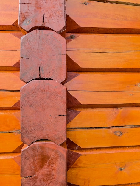 Detalle exterior de casa de troncos de estilo cabaña Noruega