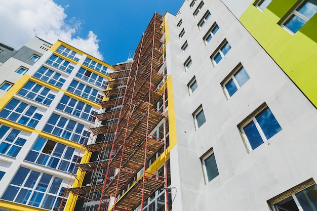 Detalle en el exterior del edificio de apartamentos residenciales modernos Fragmento de la nueva casa de lujo y complejo residencial Parte de la ciudad Propiedad inmobiliaria y arquitectura de condominios Espacio de copia Cielo azul