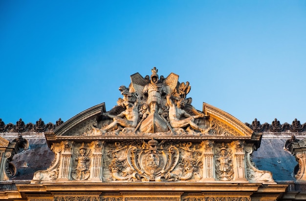 Detalle del exterior del Louvre París