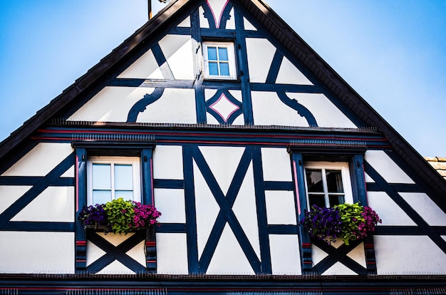 Detalle de fachada de casa típica de la Selva Negra (Alemania)