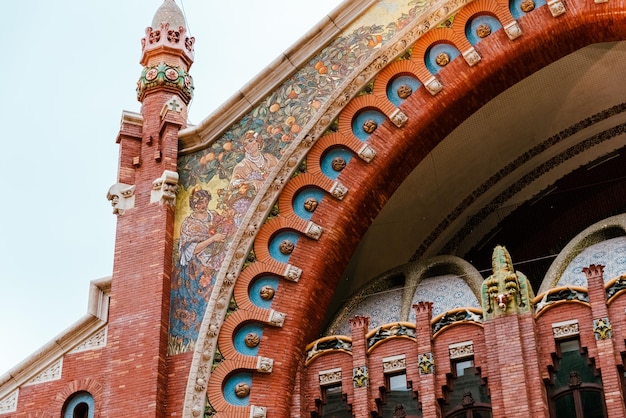 Detalle de la fachada decorada con mosaico del mercado de Colón de Valencia