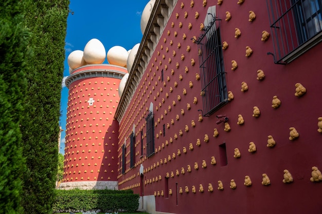 Foto detalle de la fachada exterior del teatromuseo dalí museo enteramente dedicado a salvador dala destacan los enormes huevos del techo y los panes de la fachada