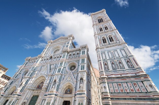 Foto detalle de la fachada de la famosa catedral de florencia, santa maria del fiore.