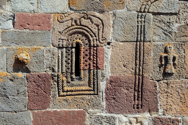 Detalle de la fachada de la Iglesia de la Trinidad de Gergeti en Georgia