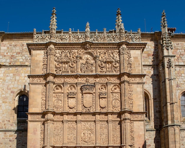 Detalle de la fachada plateresca de la universidad de salamanca en el centro histórico de la ciudad