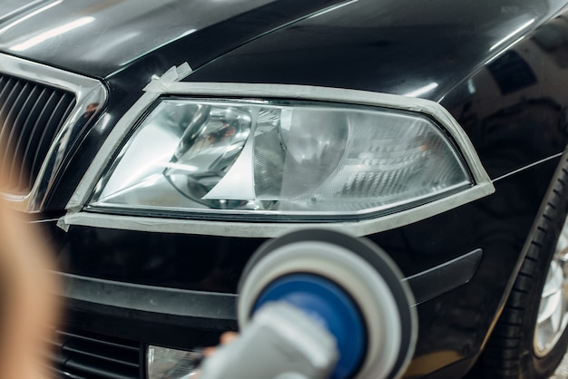 Detalle de faros de coche con pulidora