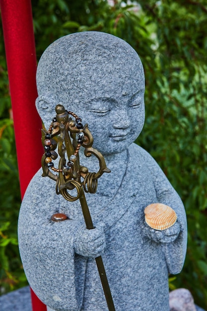 Detalle de la figura de la estatua de piedra en el santuario budista mongol tibetano