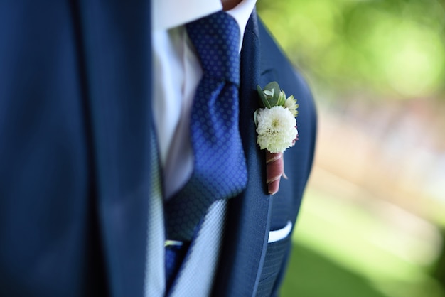 Detalle floral en traje de hombre