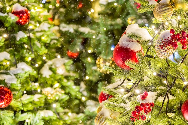 Detalle de foto de ramas de árboles de Navidad con juguetes de Navidad, luces y nieve