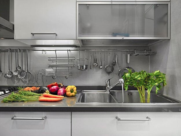 Detalle del fregadero en la cocina moderna con verduras