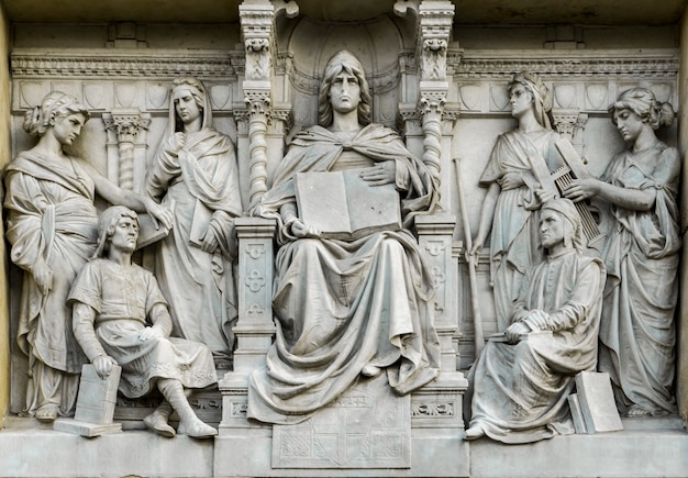 Detalle de la fuente de la ninfa y el caballito de mar Inn Bologna