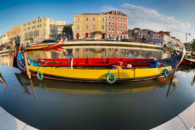 Detalle de la góndola del barco Aveiro Moliceiro Barcos tradicionales en el canal Portugal