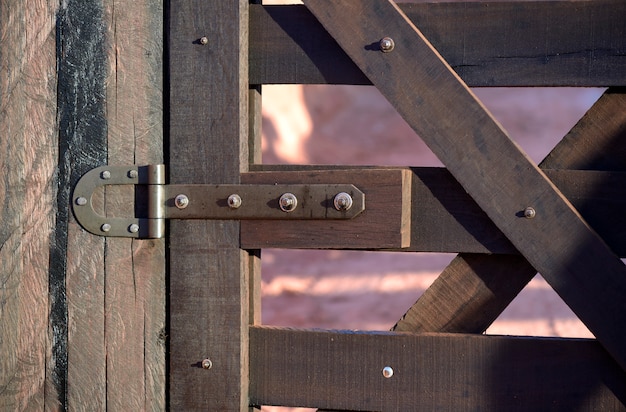 Foto detalle de la granja de la puerta de madera cerrada