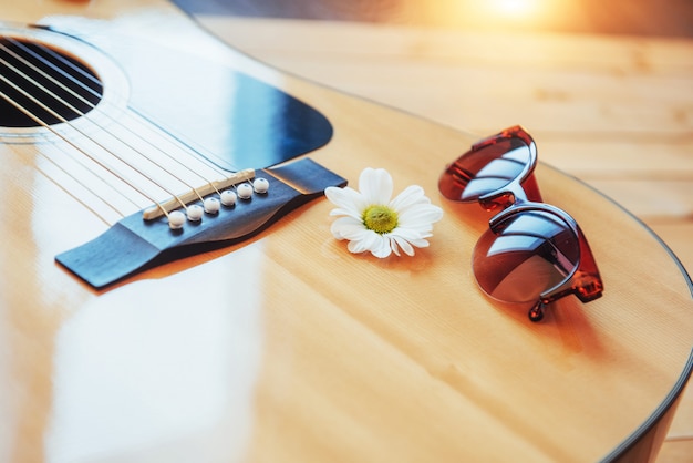 Detalle de guitarra clásica con poca profundidad de campo.