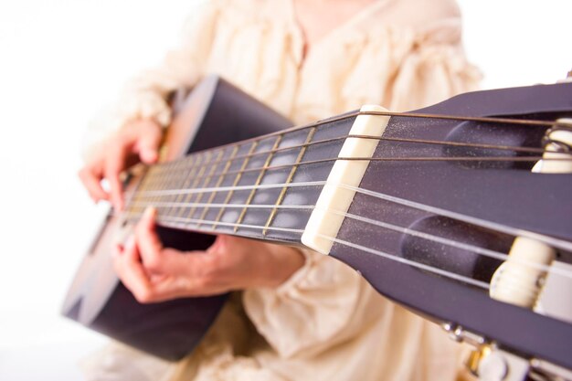 Detalle de guitarra clásica con poca profundidad de campo.