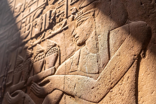 Detalle de hermosa luz natural en dibujos del antiguo Egipto dentro del Templo de Luxor