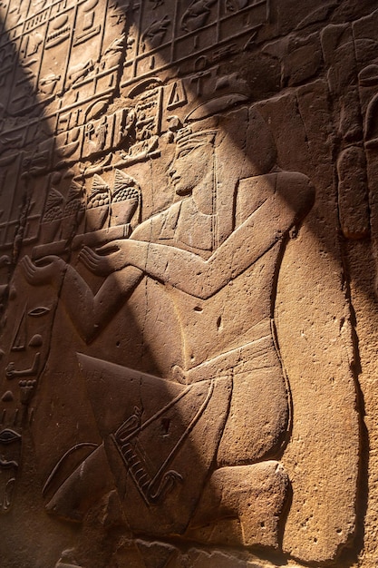 Foto detalle de hermosa luz natural en dibujos del antiguo egipto dentro del templo de luxor