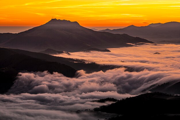 Detalle del hermoso monte Larrun en una mañana de invierno junto al mar de nubes. país Vasco