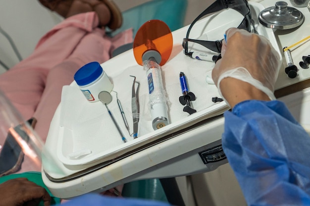 Foto detalle de herramientas de mano dentales en clínica dental. concepto de dentista.