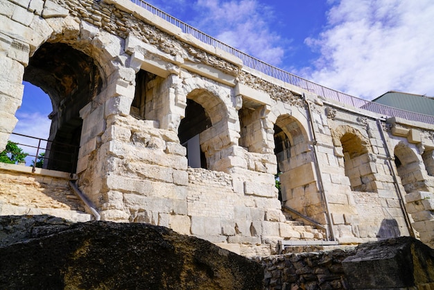 Detalle interior de la Arena de Nimes en el sur de Francia.