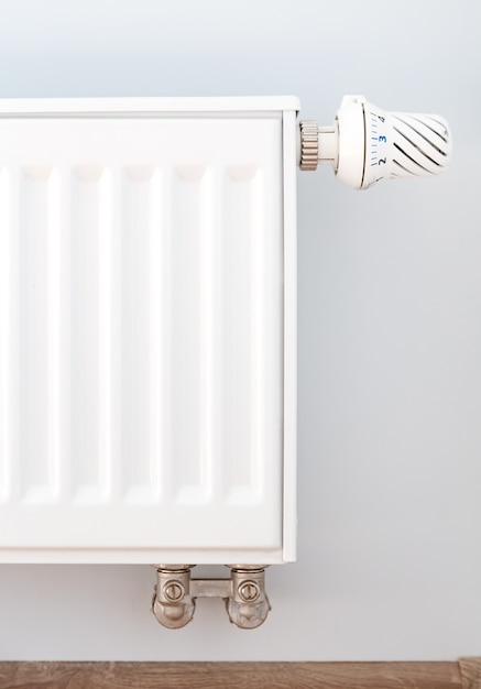 Foto detalle interior. radiador de metal blanco en pared blanca
