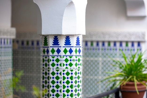 Detalle del interior de Riad o Riad tradicional marroquí con pilar cubierto por tilles, Marruecos