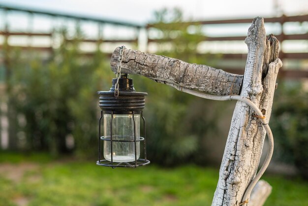 Detalle de Jar farol aplicado en el jardín como elemento ornamental