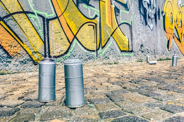 Detalle de lata de aerosol en coloridos graffiti en la pared