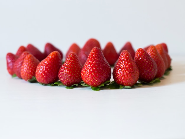 Foto detalle de línea de fresas frescas