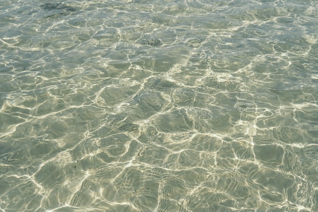 Detalle de una luz solar que se refleja en el mar brillante en el agua el agua del mar con el resplandor del sol.