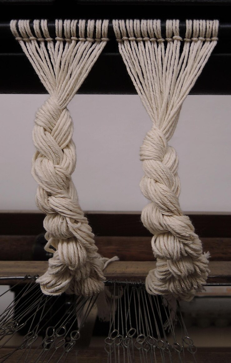 Foto detalle macramé blanco sobre negro