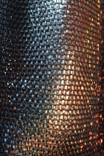 Detalle de una malla metálica con reflejos de luz creada con IA generativa
