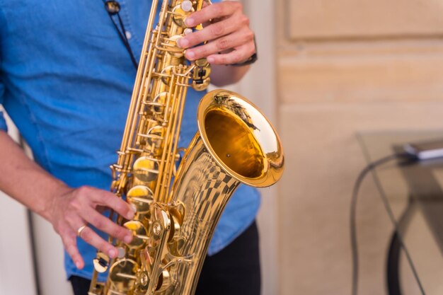 Detalle de las manos de un músico de jazz tocando el saxofón Concepto de humor de jazz