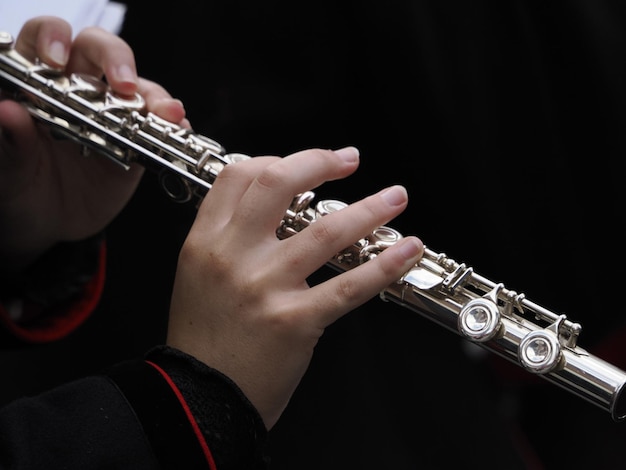 Detalle de manos tocando la flauta