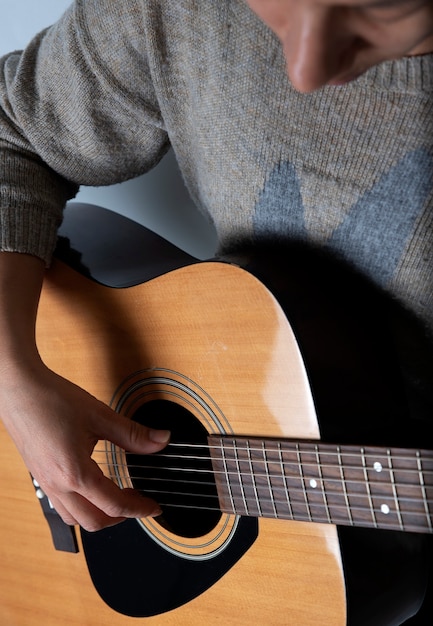 Detalle de manos tocando la guitarra