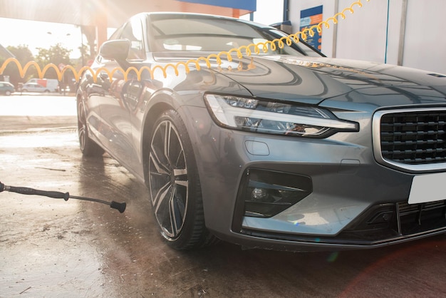 Foto detalle de mantenimiento de coches limpieza de las llantas en una gasolinera