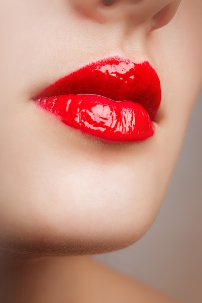 Detalle de maquillaje de labios rojos de belleza.