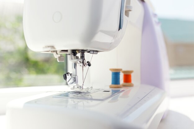 Detalle de máquina de coser y accesorios de costura