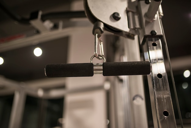 Foto detalle de maquina de ejercicio en el gimnasio