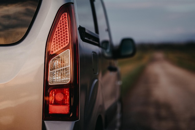 Detalle de la máscara delantera del coche al atardecer Primer plano del detalle de los faros Transporte