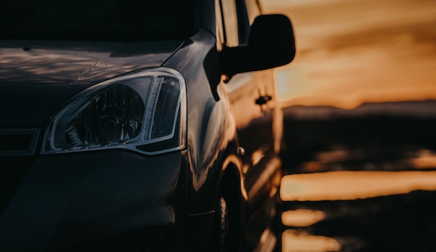 Detalle de la máscara delantera del coche al atardecer Primer plano del detalle de los faros Transporte