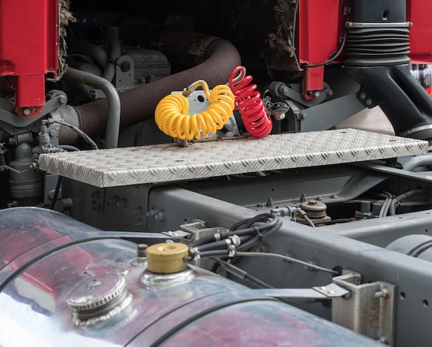 Foto detalle de la mecánica en la parte trasera el gran motor v8 debajo de la cabina y el sistema de manguera neumática de un camión