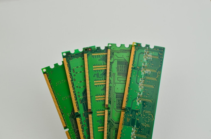 Foto detalle de una memoria ram de pc en primer plano con un fondo claro que representa el poder de la tecnología en el procesamiento de datos