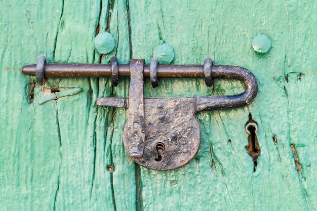 Detalle metálico de una vieja puerta de madera de cerca