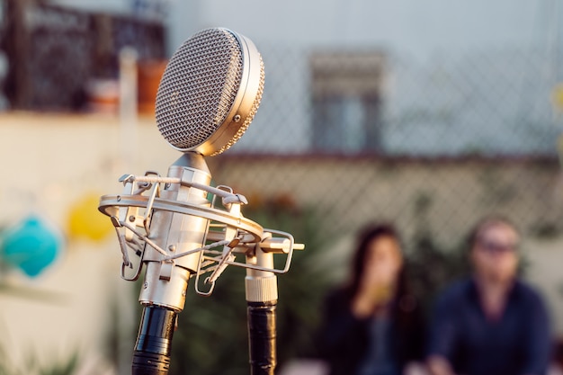 Detalle de un micrófono antiguo vintage aislado en un festival. Concepto de música en vivo Concierto íntimo para comenzar. Concepto de música al aire libre.