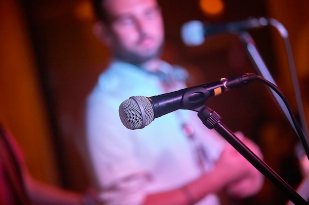 Detalle de micrófono en un concierto en vivo